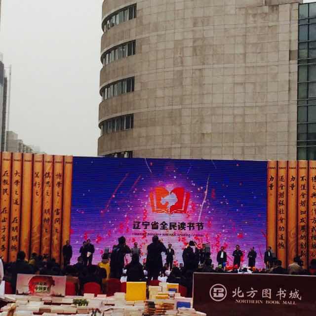 1.点击网站首页右上角的“充值”按钮